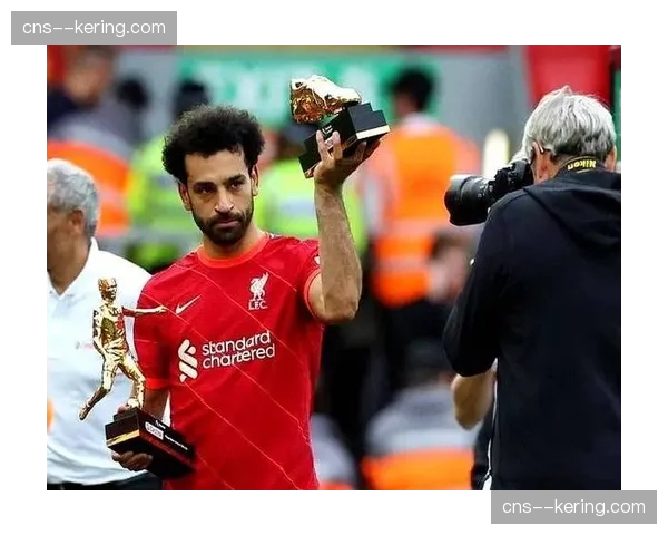 镜头聚焦：萨拉赫进球后指向看台，致敬刚刚迎来新生的妻子