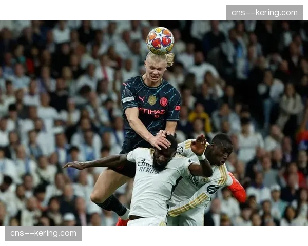 镜头捕捉：吕迪格与哈兰德多次对抗后，双方在死球时友好交谈